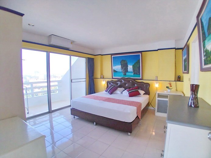 Condominium for sale Jomtien showing the bedroom and balcony Condominium for sale Jomtien showing the bedroom and balcony