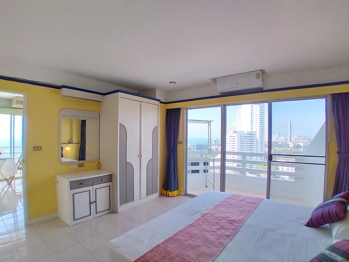 Condominium for sale Jomtien showing the bedroom and wardrobes Condominium for sale Jomtien showing the bedroom and wardrobes