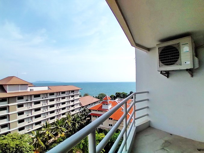 Condominium for sale Jomtien showing the bedroom balcony 