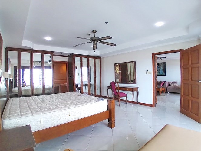 Condominium for sale Jomtien showing the bedroom and built-in wardrobe