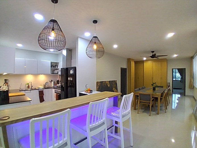 Condominium for sale Jomtien showing the dining and kitchen areas 