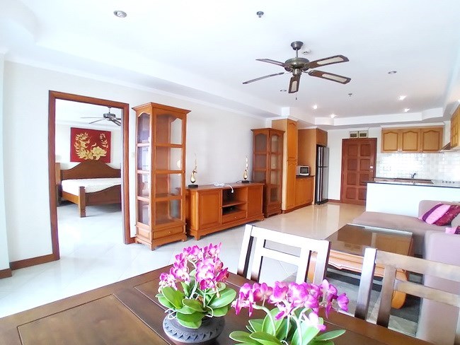 Condominium for sale Jomtien showing the dining area 