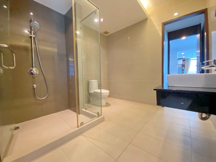 Condominium for sale Jomtien showing the first bathroom 