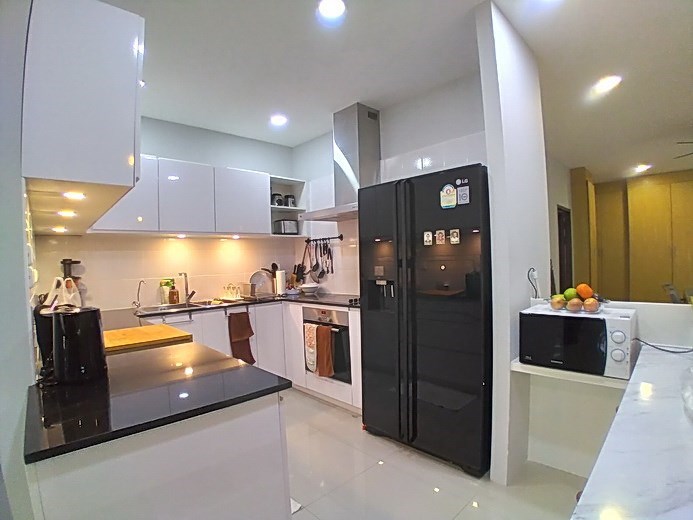 Condominium for sale Jomtien showing the kitchen 