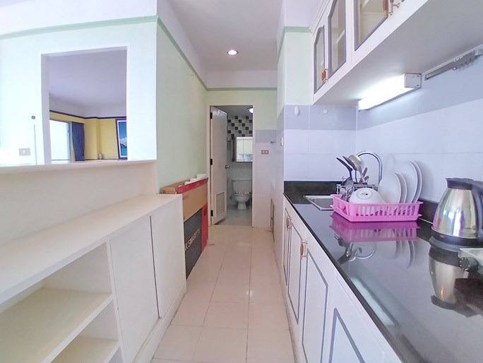 Condominium for sale Jomtien showing the kitchen and bathroom 