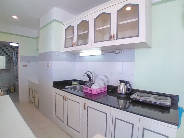 Condominium for sale Jomtien showing the kitchen 