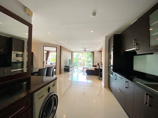 Condominium for sale Jomtien showing the kitchen, dining and living areas 