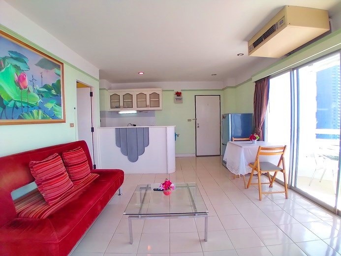 Condominium for sale Jomtien showing the living and dining areas Condominium for sale Jomtien showing the living and dining areas