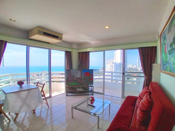 Condominium for sale Jomtien showing the living area and balcony Condominium for sale Jomtien showing the living area and balcony