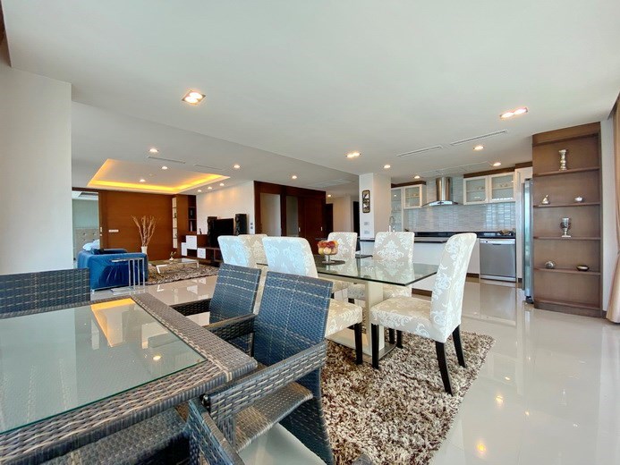 Condominium for sale Jomtien showing the living, dining and kitchen areas 
