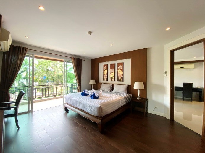Condominium for sale Jomtien showing the master bedroom and balcony 