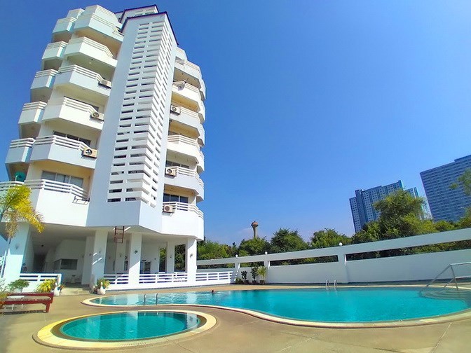 Condominium for sale Jomtien showing the pool and building Condominium for sale Jomtien showing the pool and building