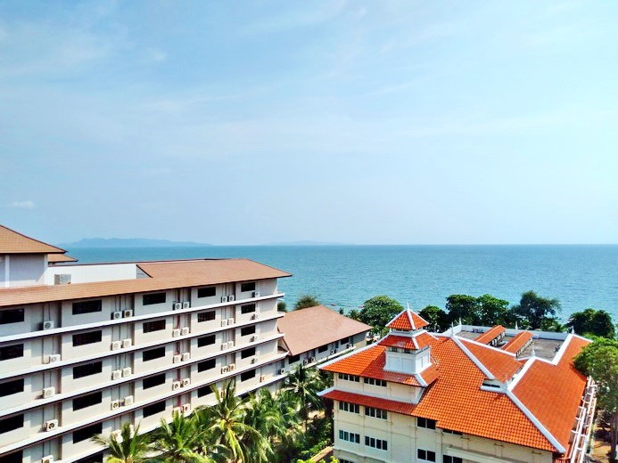 Condominium for sale Jomtien showing the sea view 