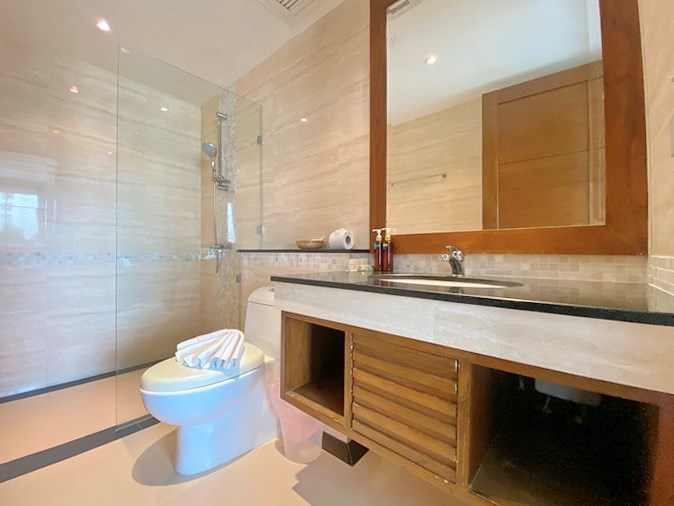 Condominium for sale Jomtien showing the second bathroom 