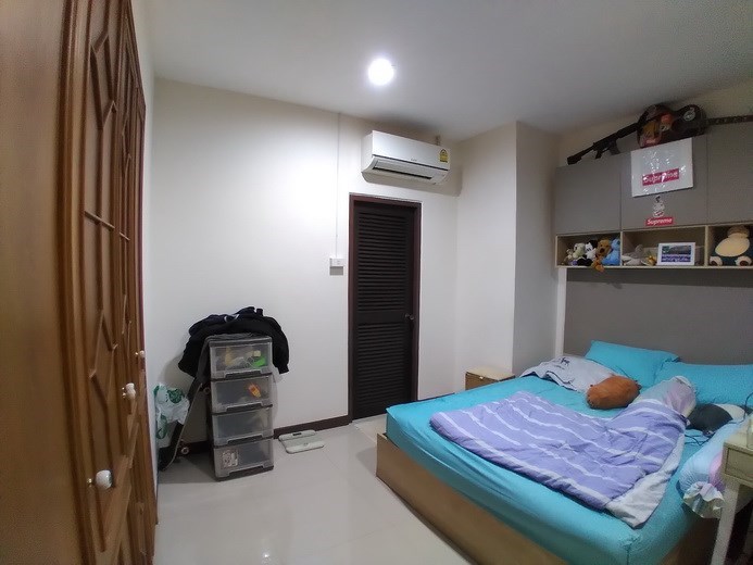 Condominium for sale Jomtien showing the second bedroom suite 