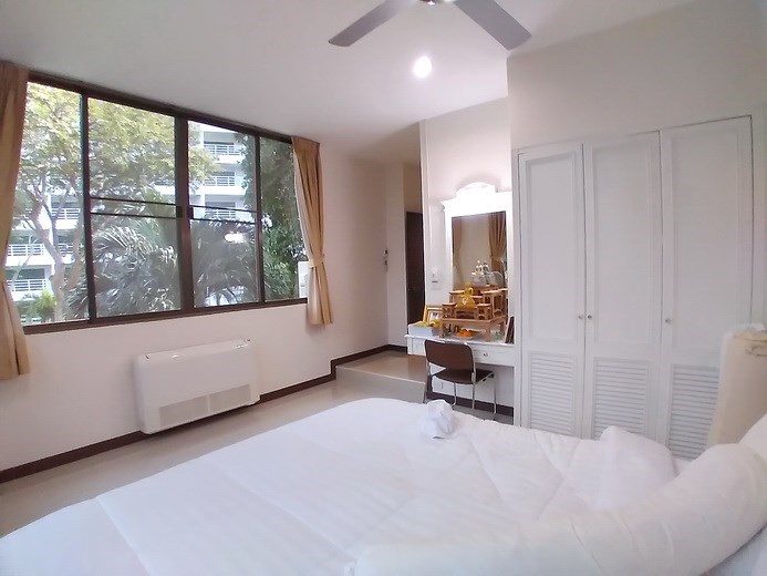 Condominium for sale Jomtien showing the third bedroom and built-in wardrobes 