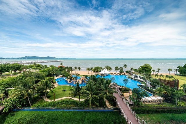 Condominium for sale Na Jomtien Pattaya showing the communal pool 