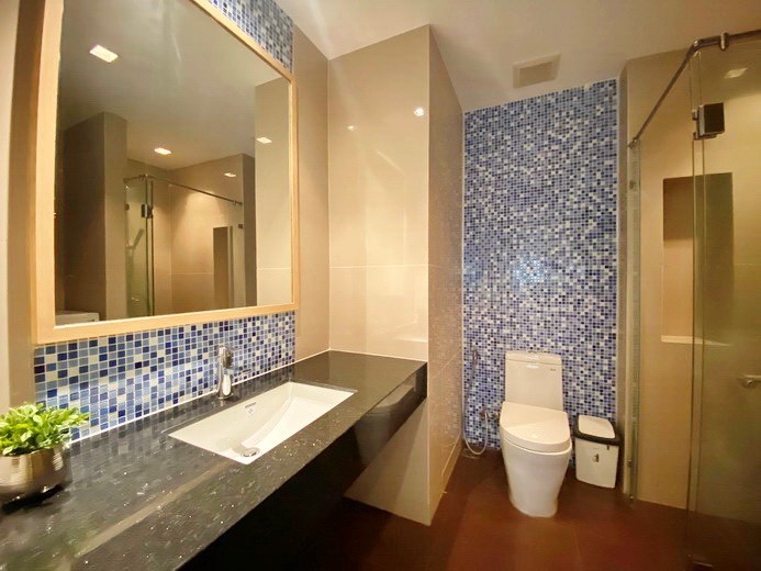 Condominium for sale Na Jomtien showing the bathroom 