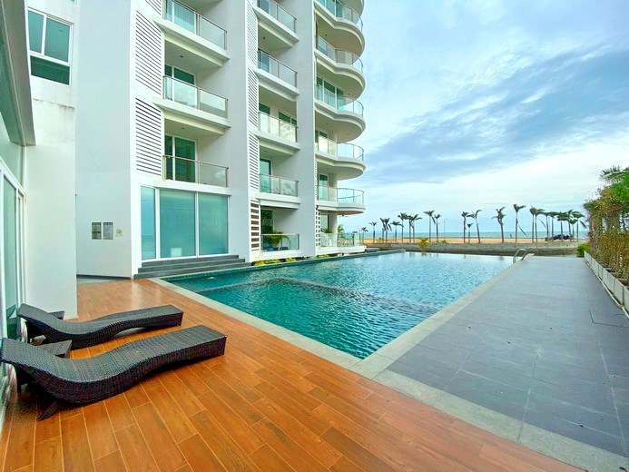 Condominium for sale Na Jomtien showing the communal pool 