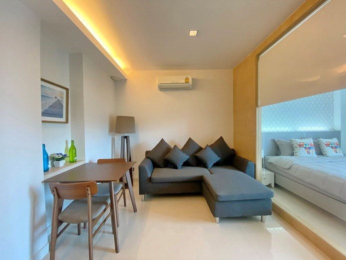 Condominium for sale Na Jomtien showing the living and dining areas 