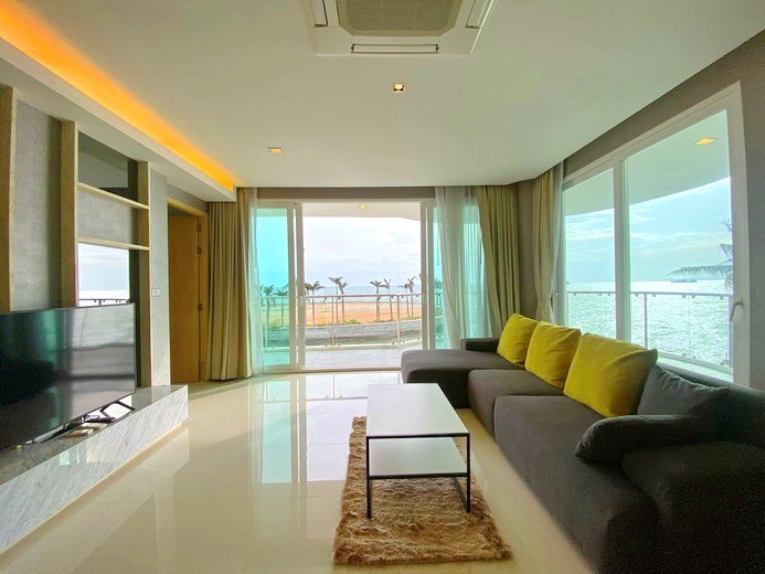 Condominium for sale Na Jomtien showing the living area 