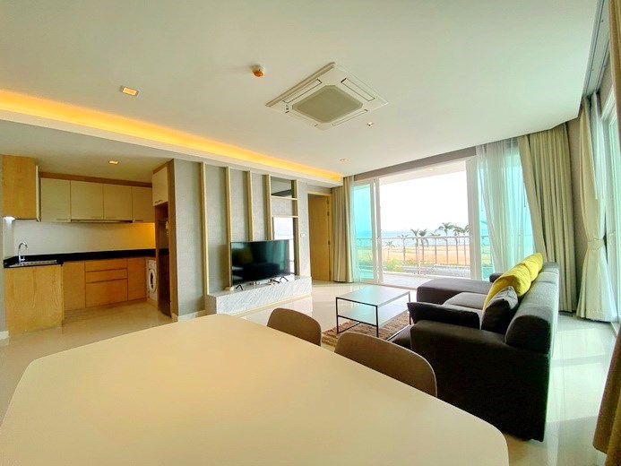 Condominium for sale Na Jomtien showing the living, dining and kitchen areas 