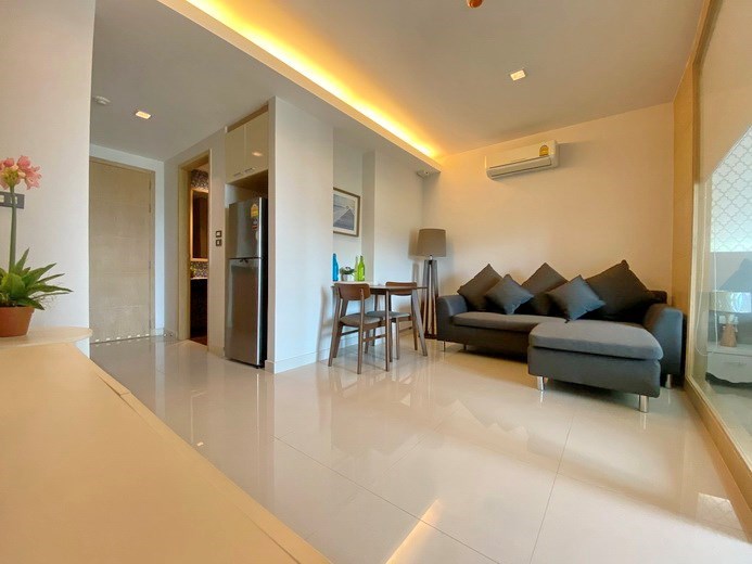 Condominium for sale Na Jomtien showing the living, dining and kitchen areas 