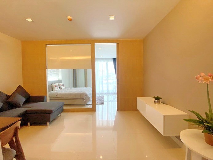 Condominium for sale Na Jomtien showing the living room 