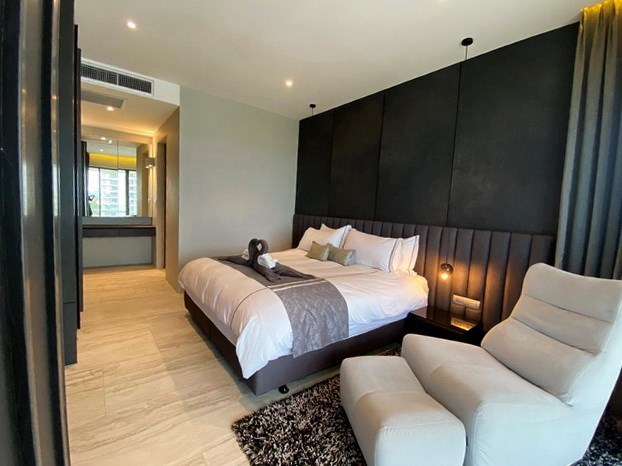 Condominium for sale Na Jomtien showing the master bedroom suite 