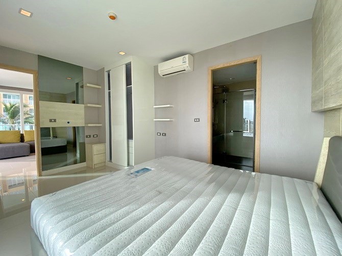 Condominium for sale Na Jomtien showing the master bedroom suite 