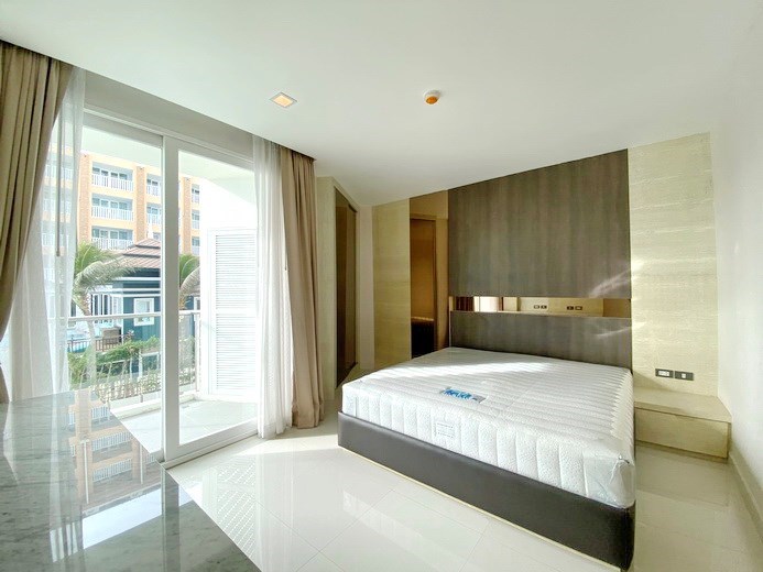 Condominium for sale Na Jomtien showing the second bedroom and balcony 