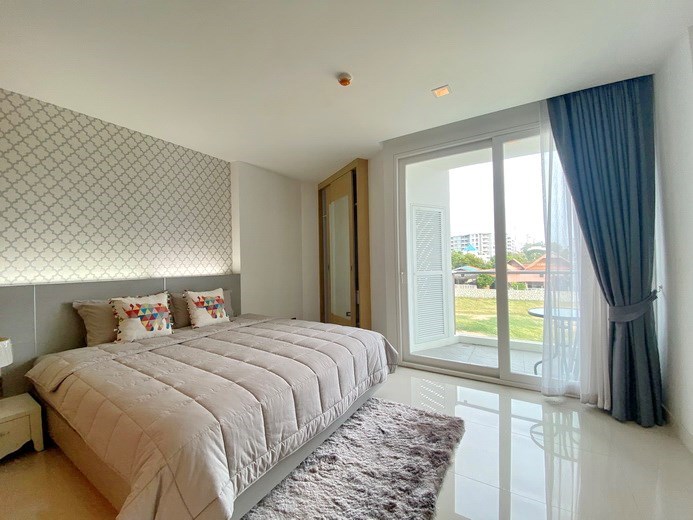 Condominium for sale Na Jomtien showing the sleeping area and balcony 