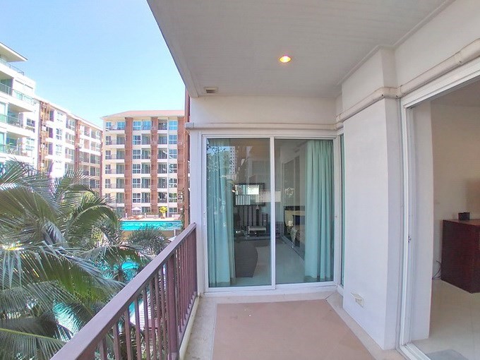 Condominium for sale Pattaya showing the balcony and pool view Condominium for sale Pattaya showing the balcony and pool view