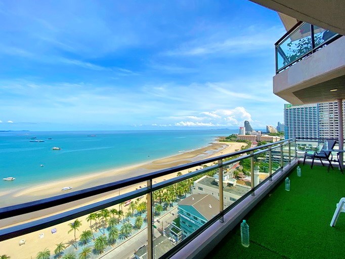 Condominium for sale Pattaya showing the balcony and sea view 