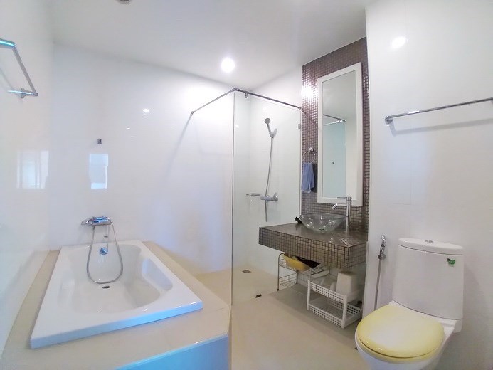 Condominium for sale Pattaya showing the bathroom