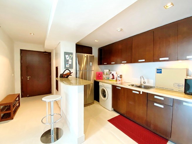 Condominium for sale Pattaya showing the kitchen and entrance 