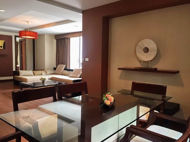 Condominium for sale Pattaya showing the living and dining areas