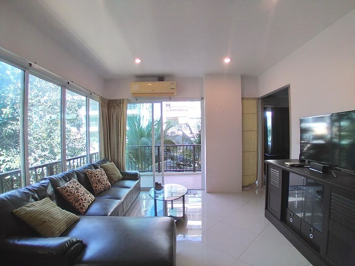 Condominium for sale Pattaya showing the living area 