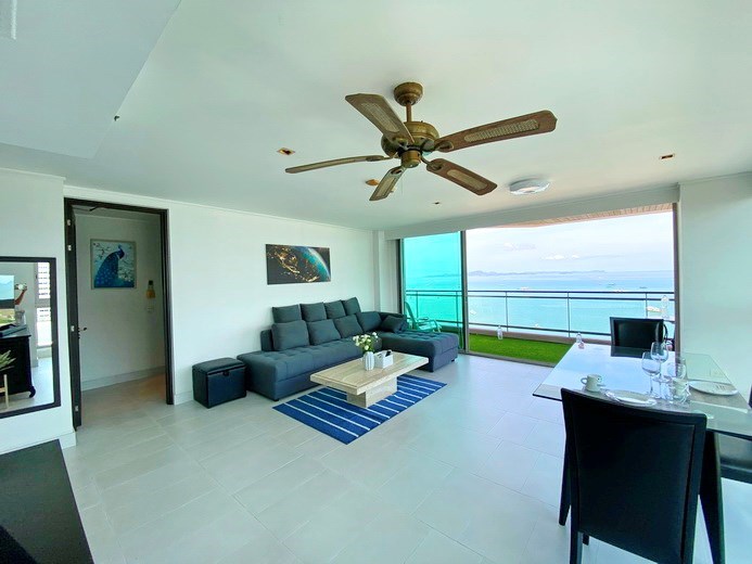 Condominium for sale Pattaya showing the living area 