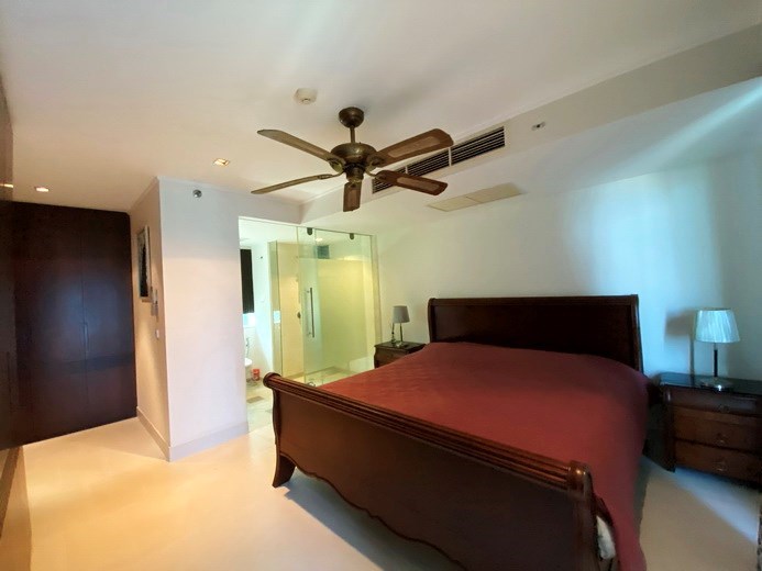 Condominium for sale Pattaya showing the master bedroom suite 