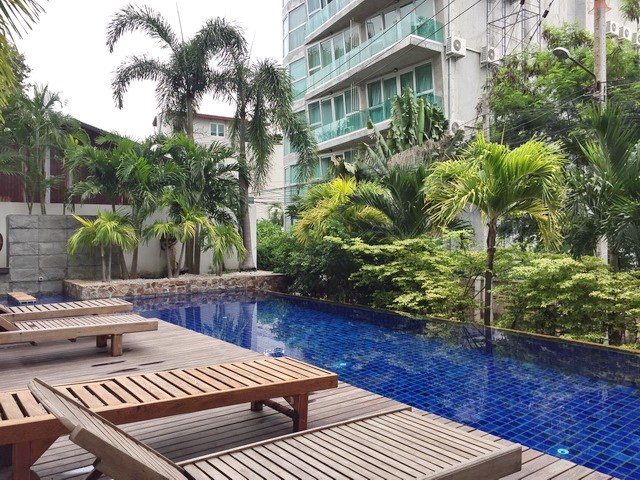 Condominium for sale Pattaya showing the terraces and swimming pool