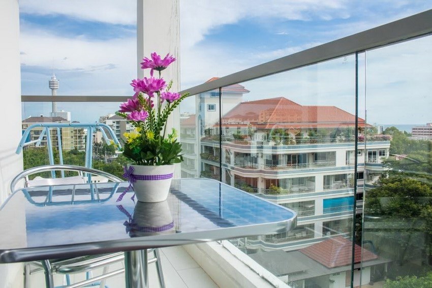 Condominium for sale Pratumnak Hill Pattaya showing the balcony Condominium for sale Pratumnak Hill Pattaya showing the balcony