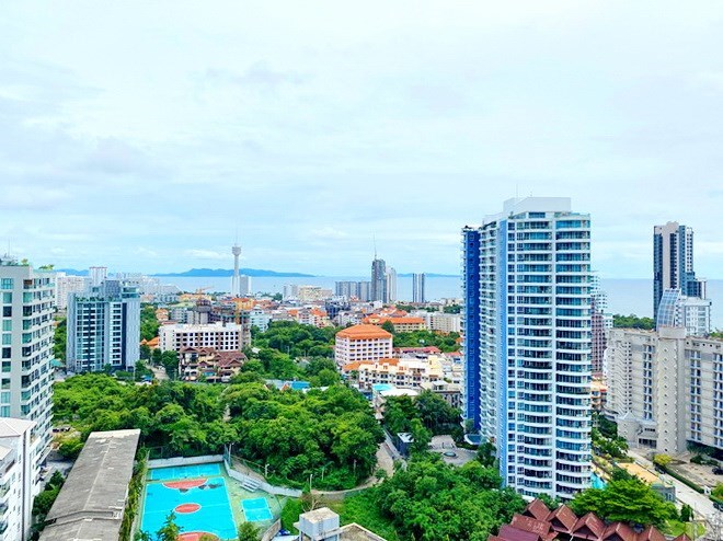 Condominium for sale Pratumnak Hill showing the balcony view Condominium for sale Pratumnak Hill showing the balcony view