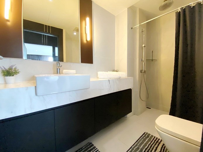 Condominium for sale Pratumnak Hill showing the bathroom 