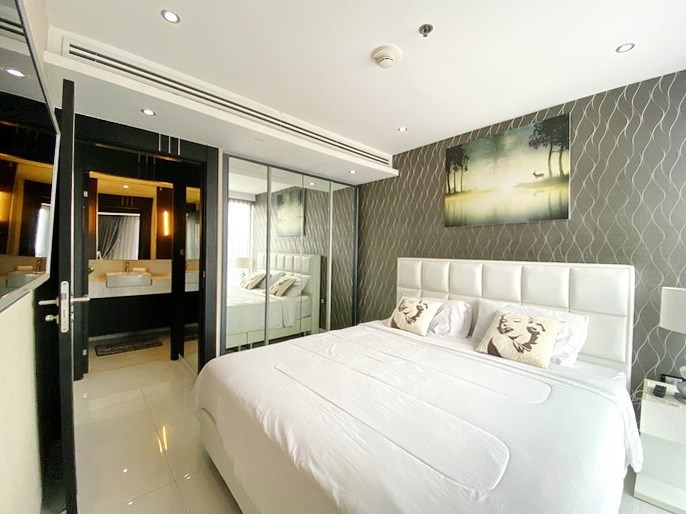 Condominium for sale Pratumnak Hill showing the bedroom and wardrobes Condominium for sale Pratumnak Hill showing the bedroom and wardrobes