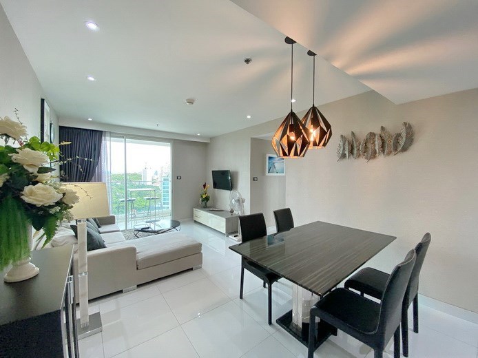 Condominium for sale Pratumnak Hill showing the dining and living areas 