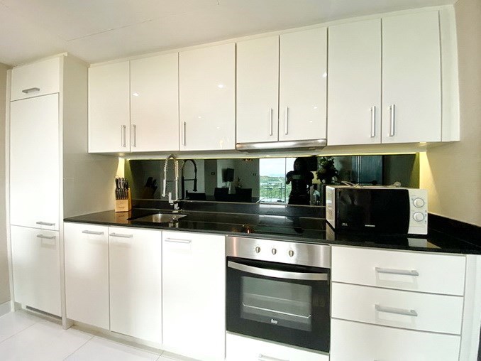 Condominium for sale Pratumnak Hill showing the kitchen 