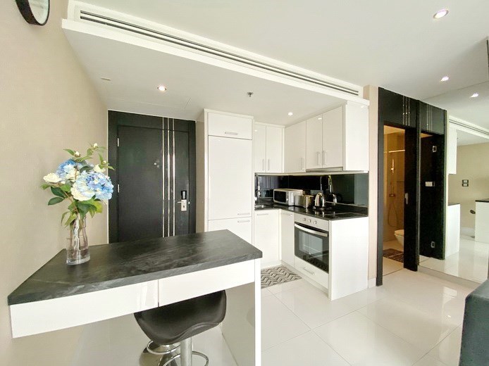 Condominium for sale Pratumnak Hill showing the kitchen and bathroom Condominium for sale Pratumnak Hill showing the kitchen and bathroom