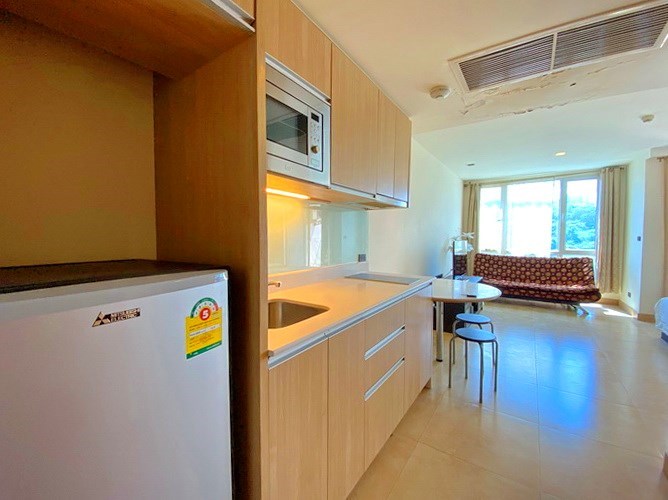 Condominium for sale Pratumnak Hill showing the kitchen and dining areas 