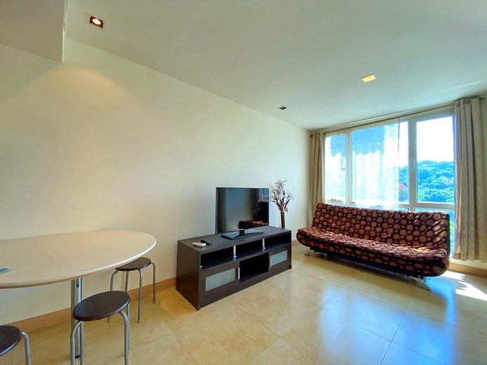 Condominium for sale Pratumnak Hill showing the living and dining areas 